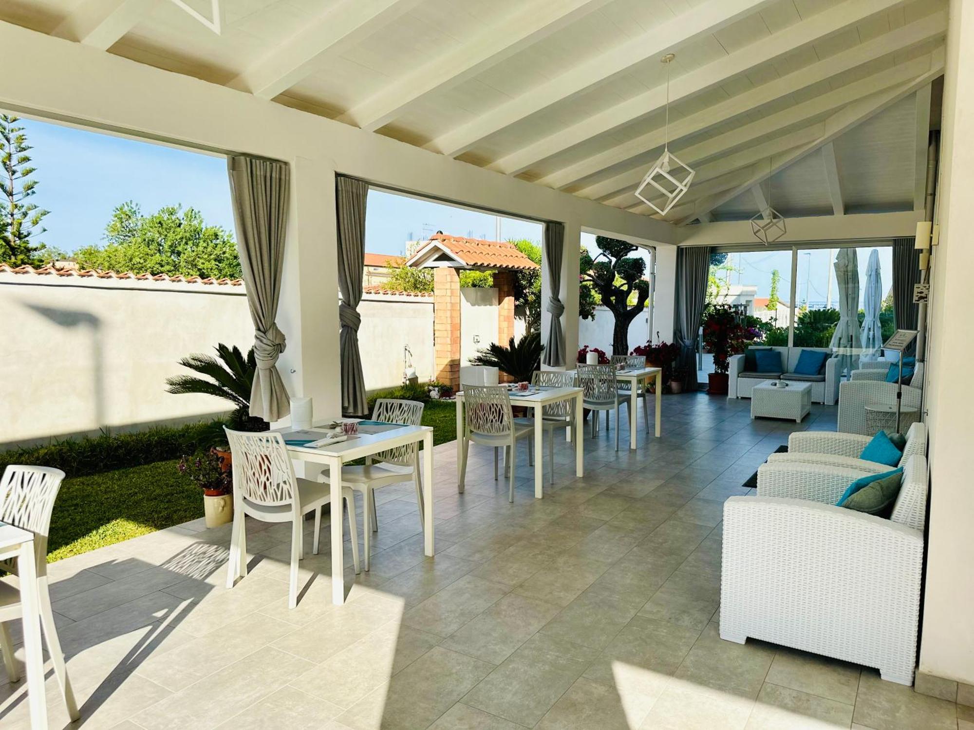 Invilla Bed&Breakfast - Quality Rooms Санта-Мария-ди-Кастеллабате Экстерьер фото